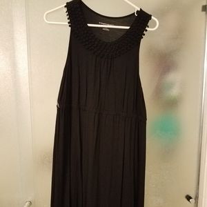 Sleeveless black maternity dress